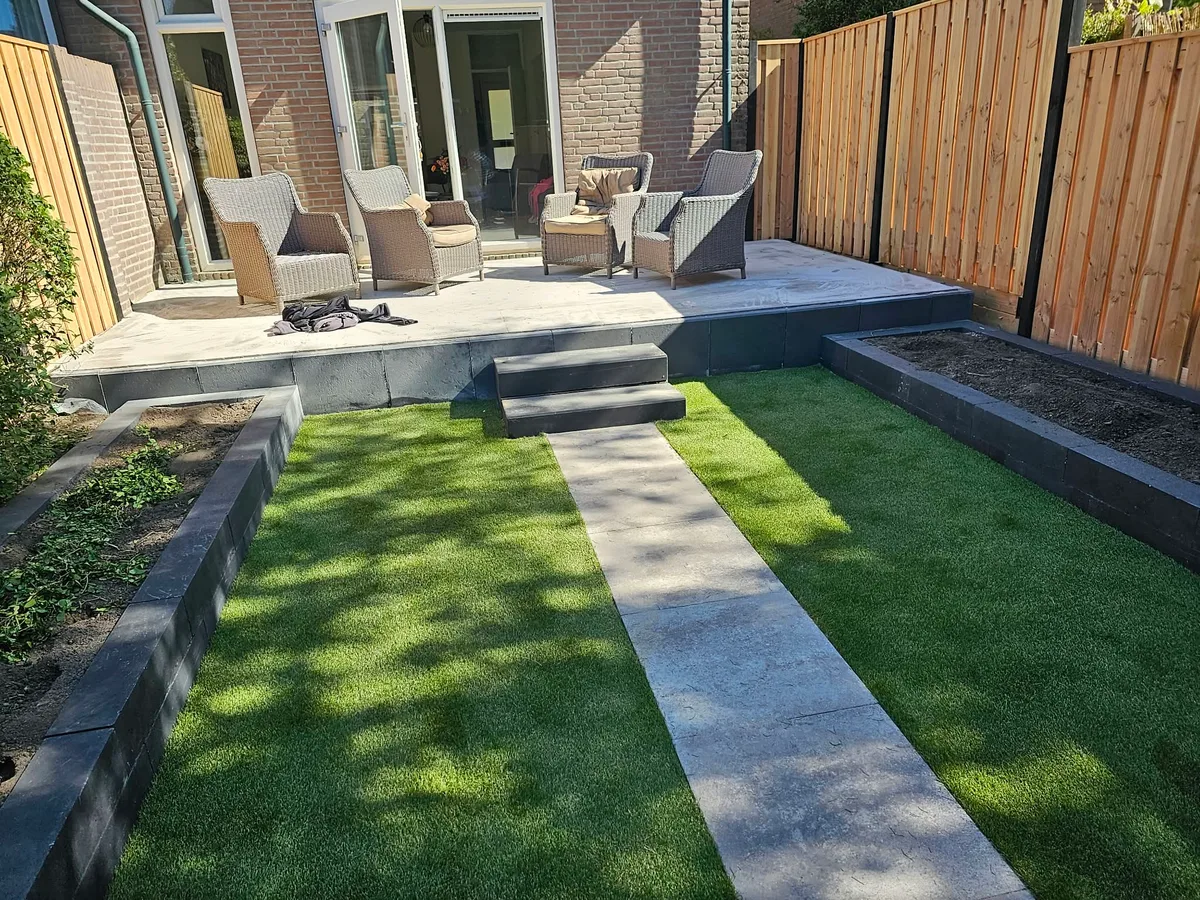 Stal Hoveniers aan het werk bij de afwerking van een nieuw aangelegde tuin in Dordrecht